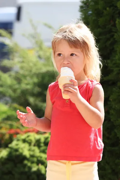 Kislány jégkrémet eszik a szabadban. — Stock Fotó