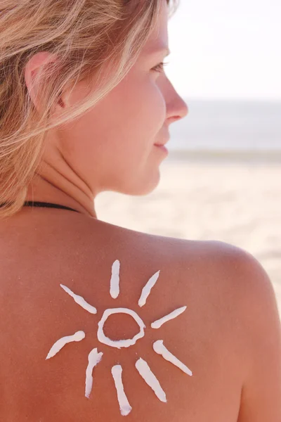 Sun cream on the female back — Stock Photo, Image