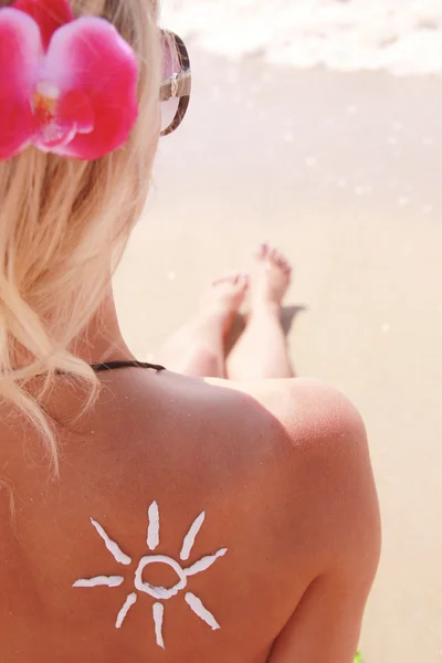Crema solare sul dorso femminile — Foto Stock