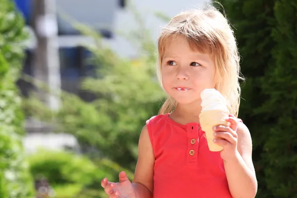 小さな女の子は屋外でアイスクリームを食べる — ストック写真