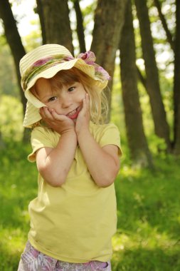 niteliğine şapkalı güzel küçük kız