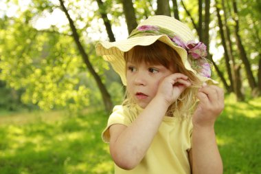 niteliğine şapkalı güzel küçük kız