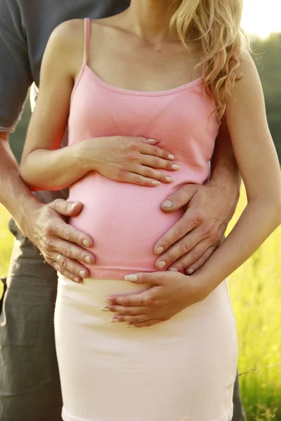 Jonge zwangere paar — Stockfoto