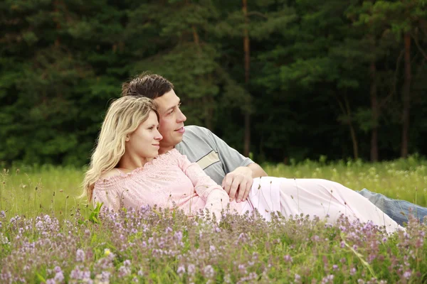 Jeune beau couple amoureux en plein air — Photo