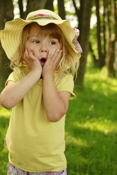 Όμορφο κοριτσάκι σε ένα καπέλο σχετικά με τη φύση — Φωτογραφία Αρχείου