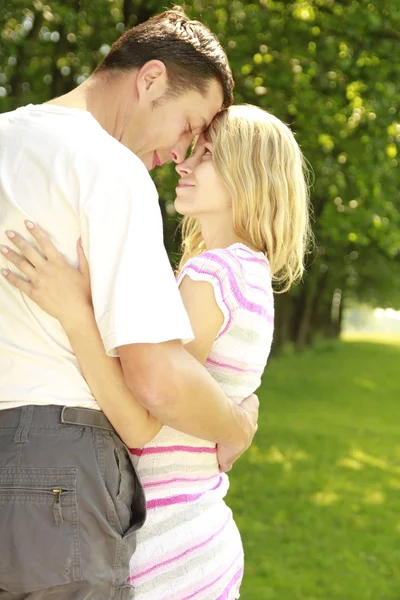 Jeune couple amoureux en plein air — Photo