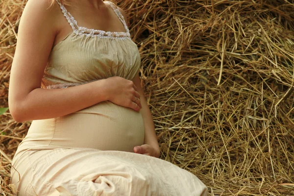Живот красивая молодая беременная девушка — стоковое фото