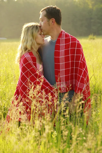 Jeune couple amoureux en plein air — Photo