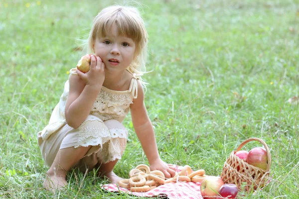 Schönes kleines Mädchen mit Äpfeln — Stockfoto