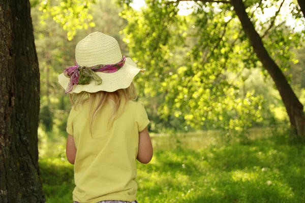 Vacker liten flicka i en hatt på natur — Stockfoto