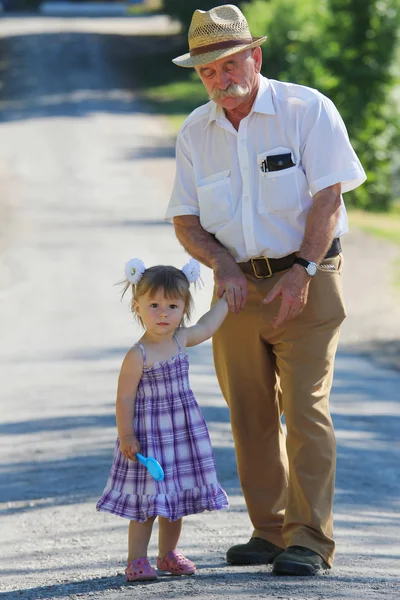 Abuelo con su nieta —  Fotos de Stock