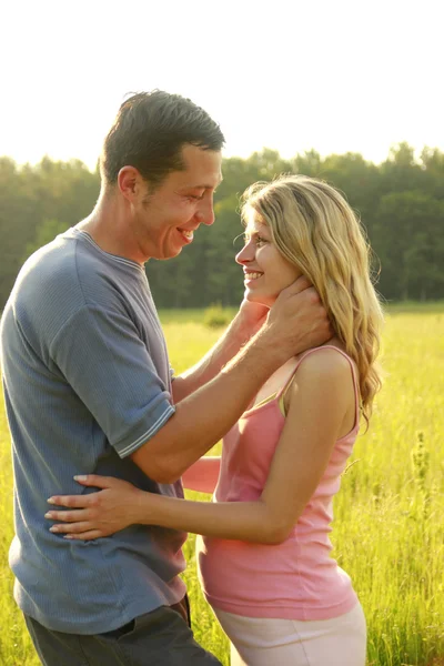 Jeune couple amoureux en plein air — Photo