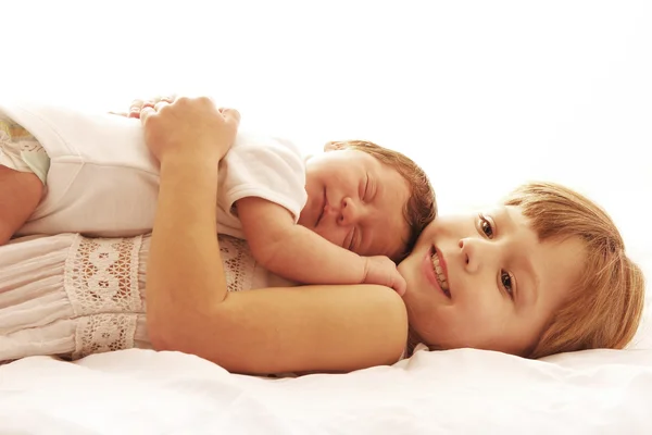 Pasgeboren baby witn zijn zus — Stockfoto