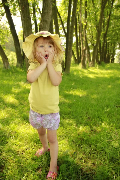 Vacker liten flicka i en hatt på natur — Stockfoto