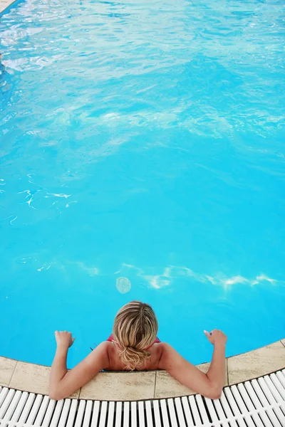 Mladá dívka ve vodě bazénu — Stock fotografie