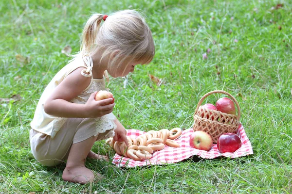 Beautiful little girl with apples — Stock Photo, Image