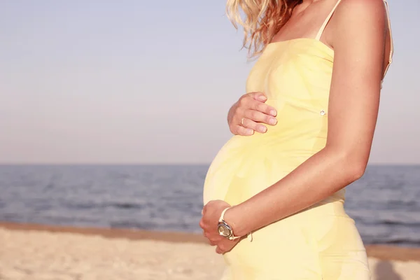 Donna incinta sulla spiaggia — Foto Stock