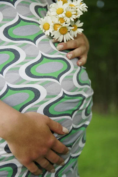 Κοιλιά του μια νεαρή κοπέλα έγκυος — Φωτογραφία Αρχείου