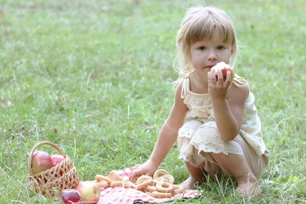 Elma ile güzel küçük kız — Stok fotoğraf