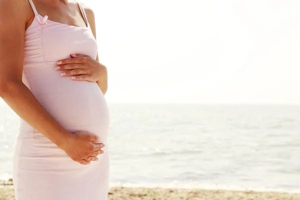 Gravid kvinna på stranden — Stockfoto