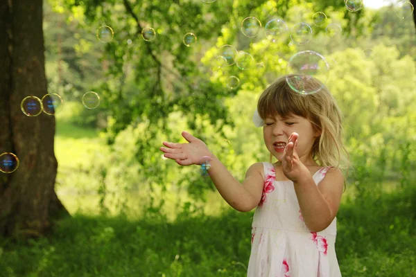Dziewczynka z baniek mydlanych — Zdjęcie stockowe
