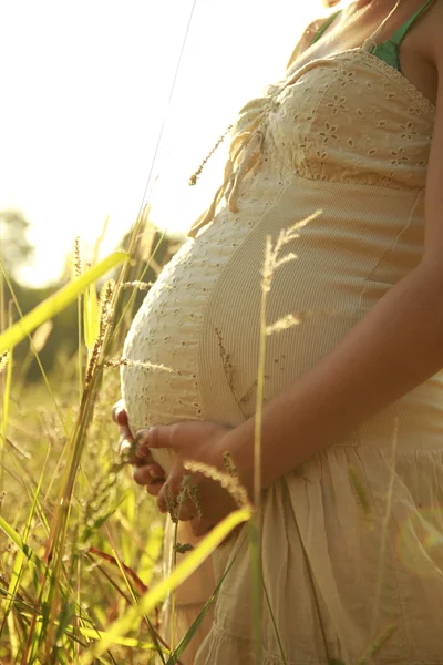 Unga gravid flicka i naturen — Stockfoto