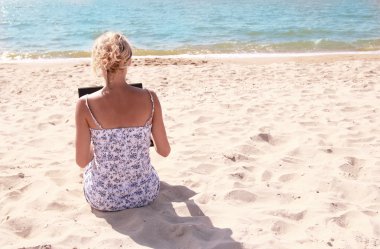 Sahilde laptop ile kız