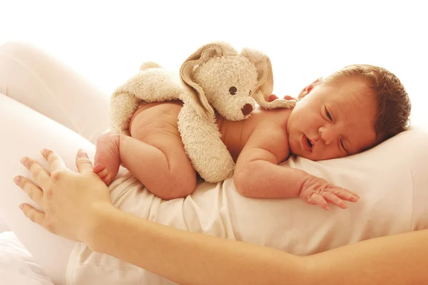 Bebê recém-nascido deitado em sua mãe — Fotografia de Stock