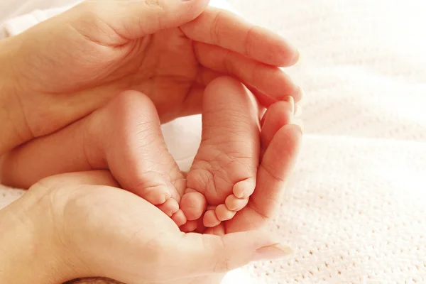 En liten baby fötter — Stockfoto