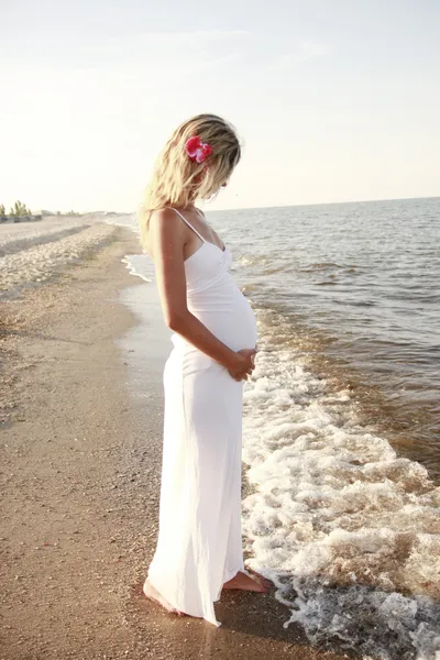 Donna incinta sulla spiaggia — Foto Stock