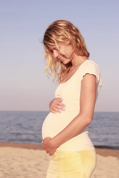 Gravid kvinna på stranden — Stockfoto