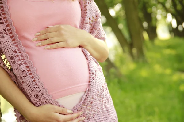 Jeune fille enceinte sur la nature — Photo