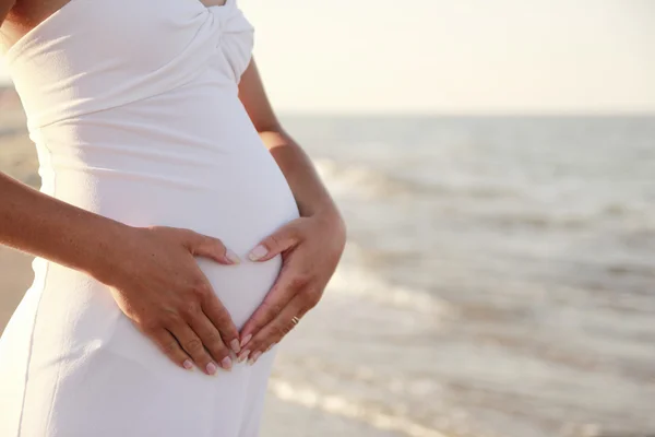 Zwangere vrouw op het strand — Stockfoto