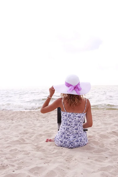 Fille avec ordinateur portable sur la plage — Photo