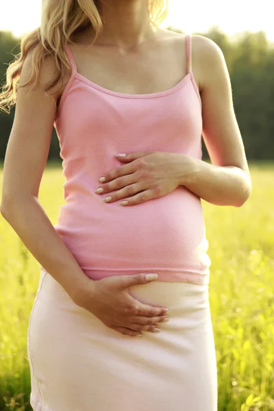 Unga gravid flicka på natur — Stockfoto