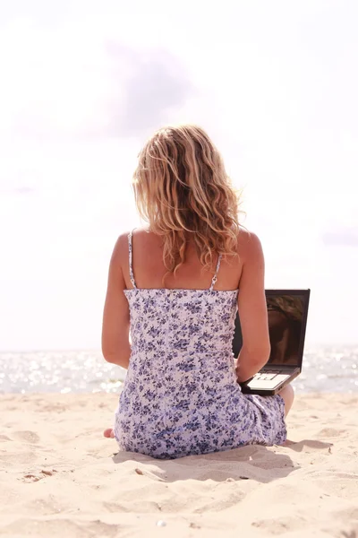Sahilde laptop ile kız — Stok fotoğraf