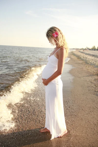 Donna incinta sulla spiaggia — Foto Stock