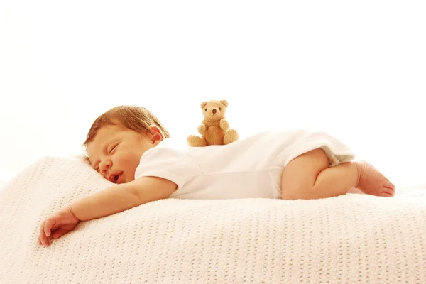 Pequeno bebê recém-nascido adormecido — Fotografia de Stock