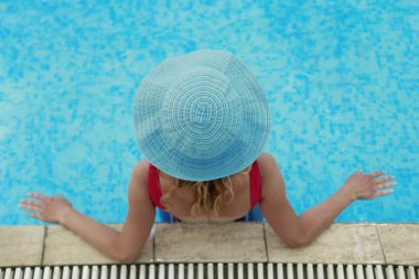 물 수영장에서 여자