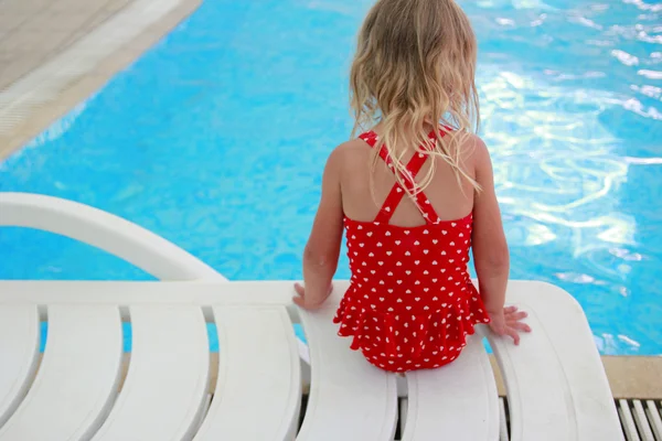 Flicka sitter nära poolen — Stockfoto