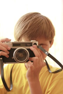 çocuk ile eski fotoğraf makinesi