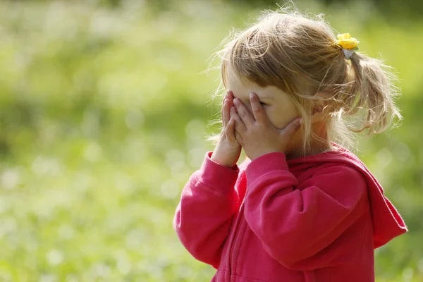 Beautiful little girl playing in nature — Stock Photo, Image