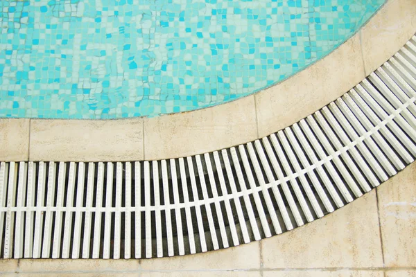 Een blauwe water zwembad — Stockfoto
