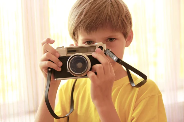 Child with old camera — Stock Photo, Image