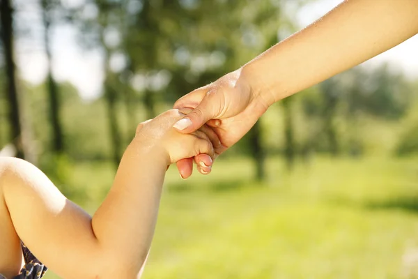 Parent holds the hand of a small child — Stock Photo, Image