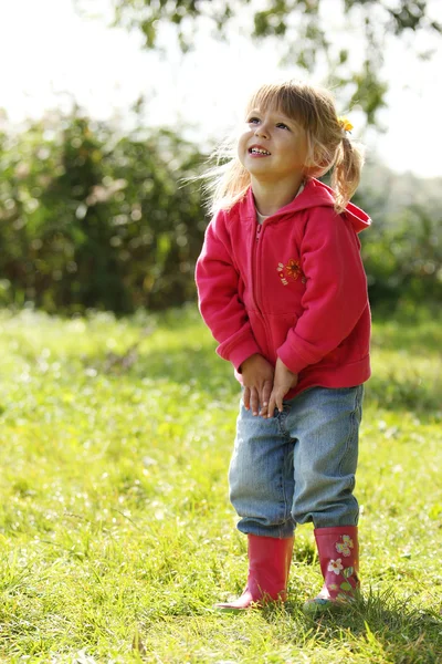 Vacker liten flicka spelar i naturen — Stockfoto