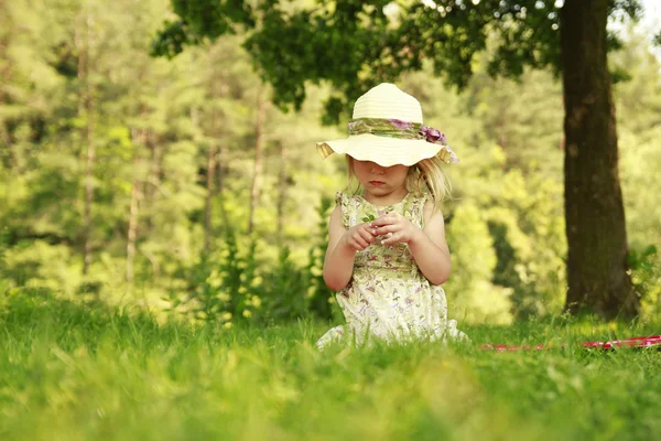 Hermosa niña jugando en la naturaleza — Foto de Stock