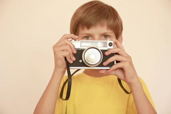 Bambino con vecchia macchina fotografica — Foto Stock