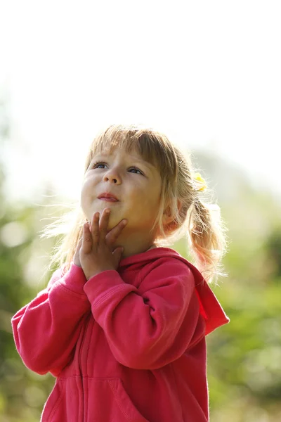 Beautiful little girl playing in nature — Stock Photo, Image