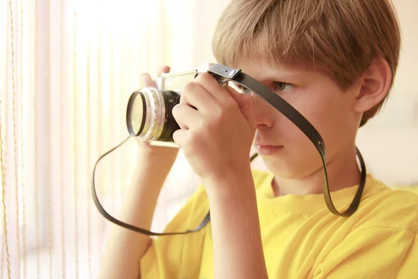 Child with old camera — Stock Photo, Image